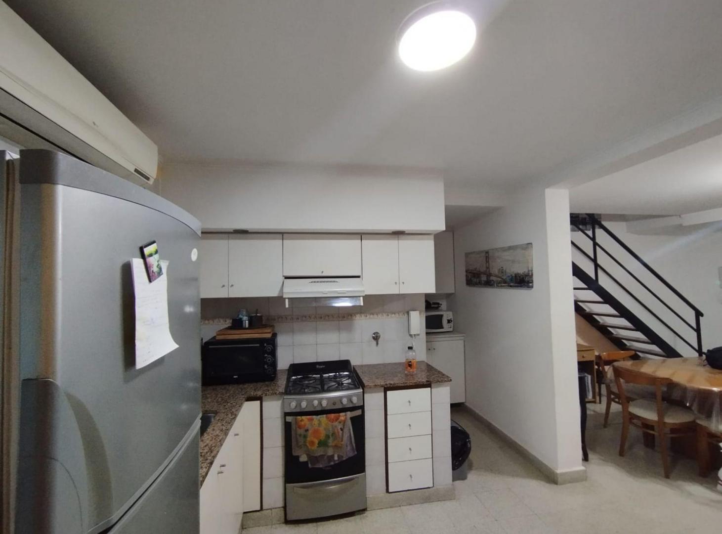 Foto de DUPLEX EN VENTA - LA PLATA PATIO PILETA COCHERA, imagen 4
