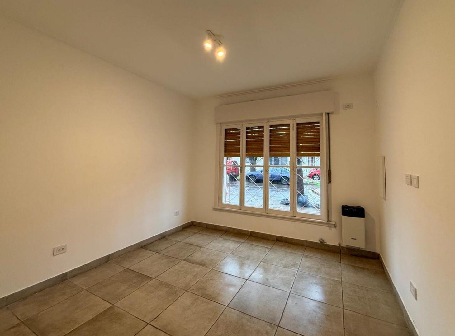Foto de CASA VENTA LA PLATA 2 DORMITORIOS PATIO COCHERA, imagen 3