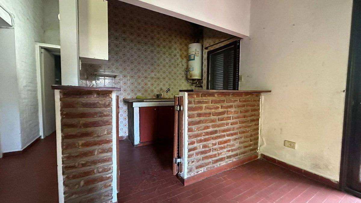 Foto de CASA VENTA GONNET 3 DORMITORIOS PATIO REFACCIONAR, imagen 2