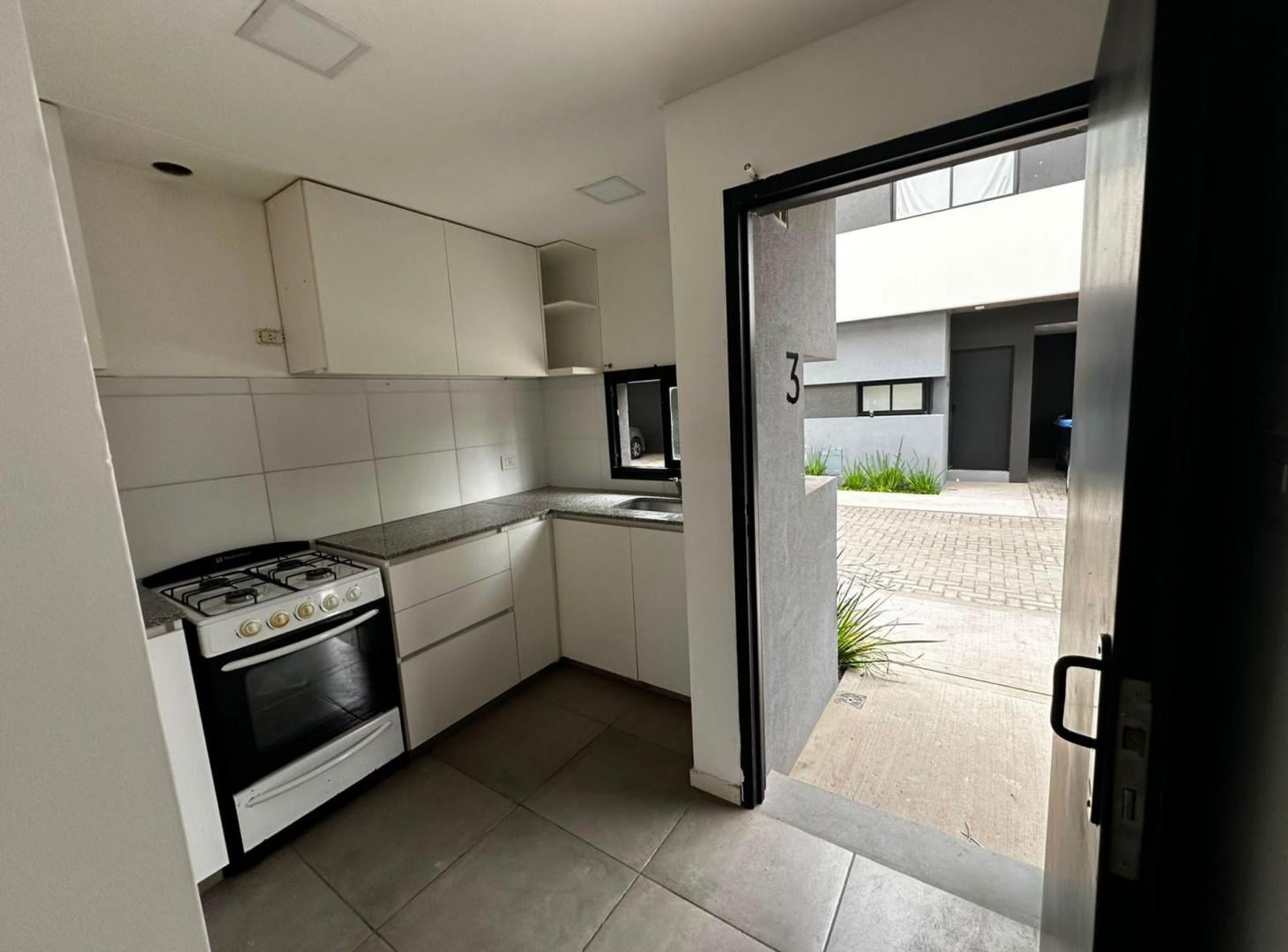 Foto de DUPLEX EN VENTA LOS HORNOS 2 DORMITORIOS COCHERA, imagen 3