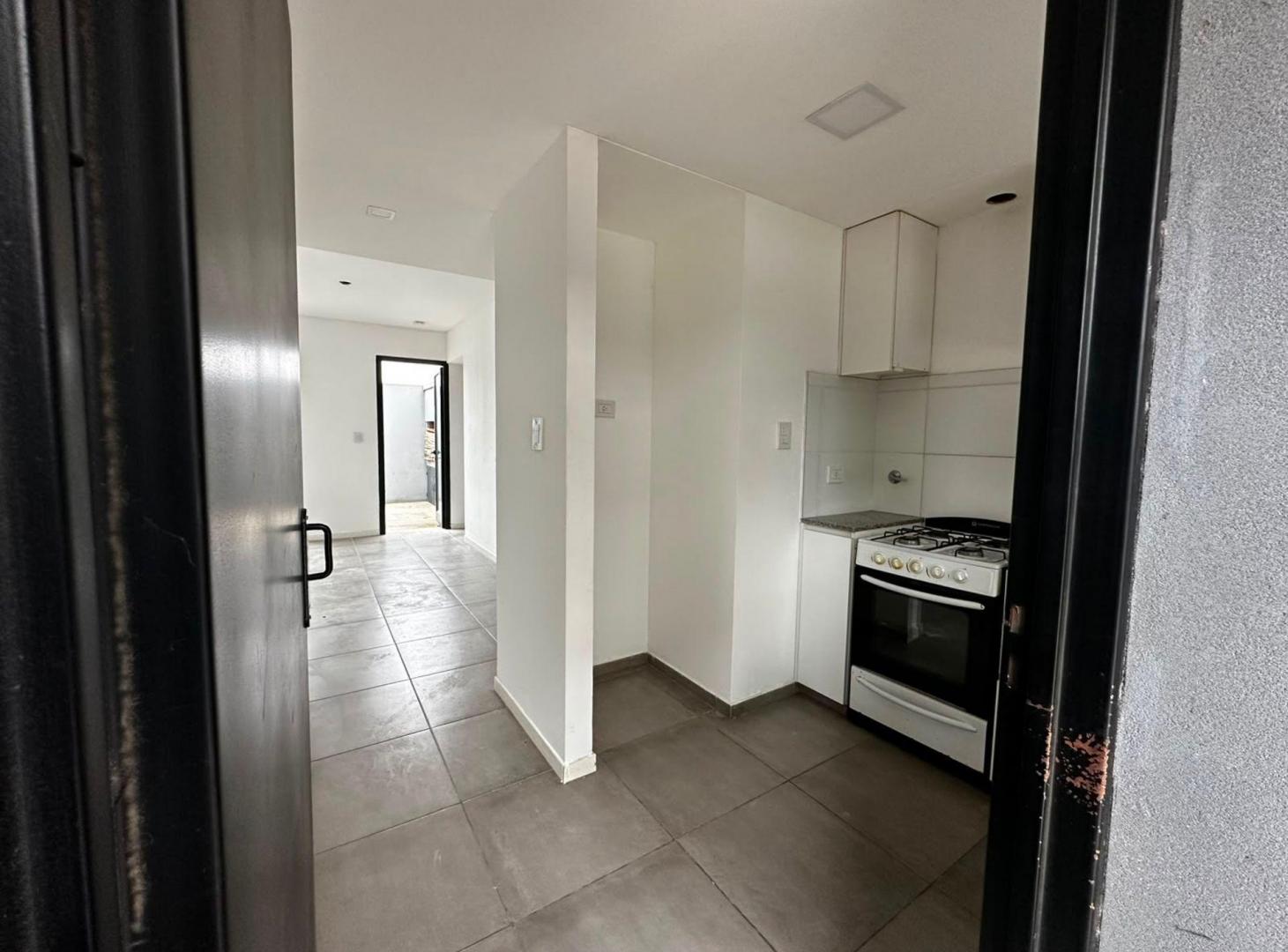 Foto de DUPLEX EN VENTA LOS HORNOS 2 DORMITORIOS COCHERA, imagen 4
