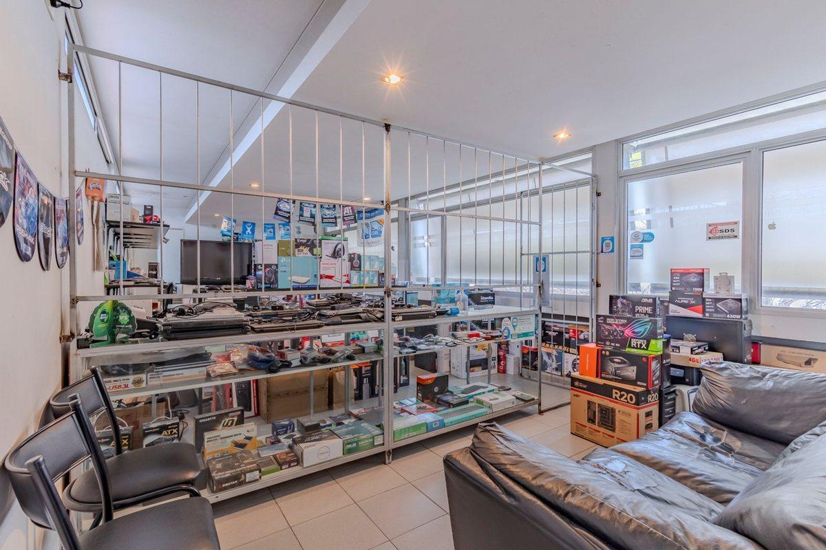 Foto de Local en venta en La Plata con cochera, imagen 4