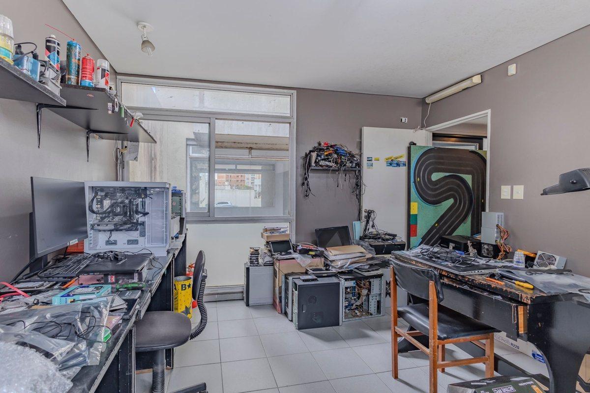 Foto de Local en venta en La Plata con cochera, imagen 3