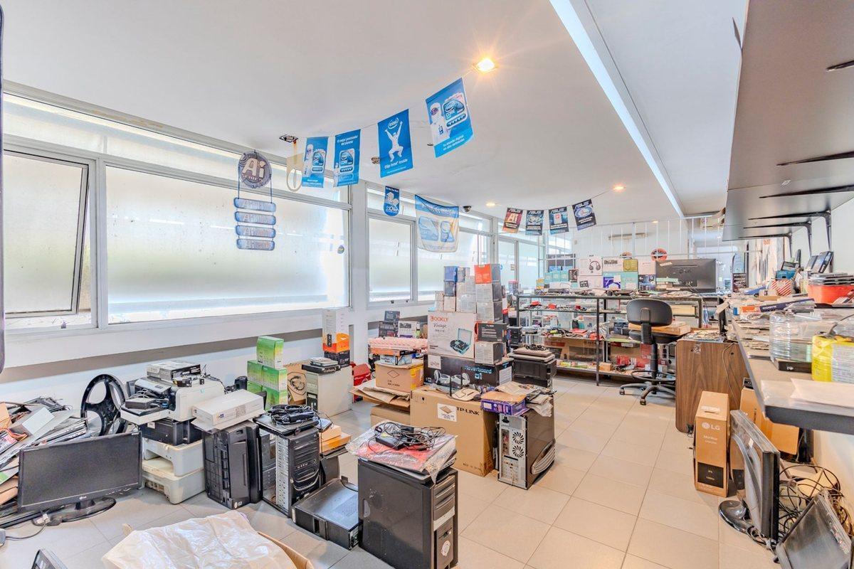 Foto de Local en venta en La Plata con cochera, imagen 2