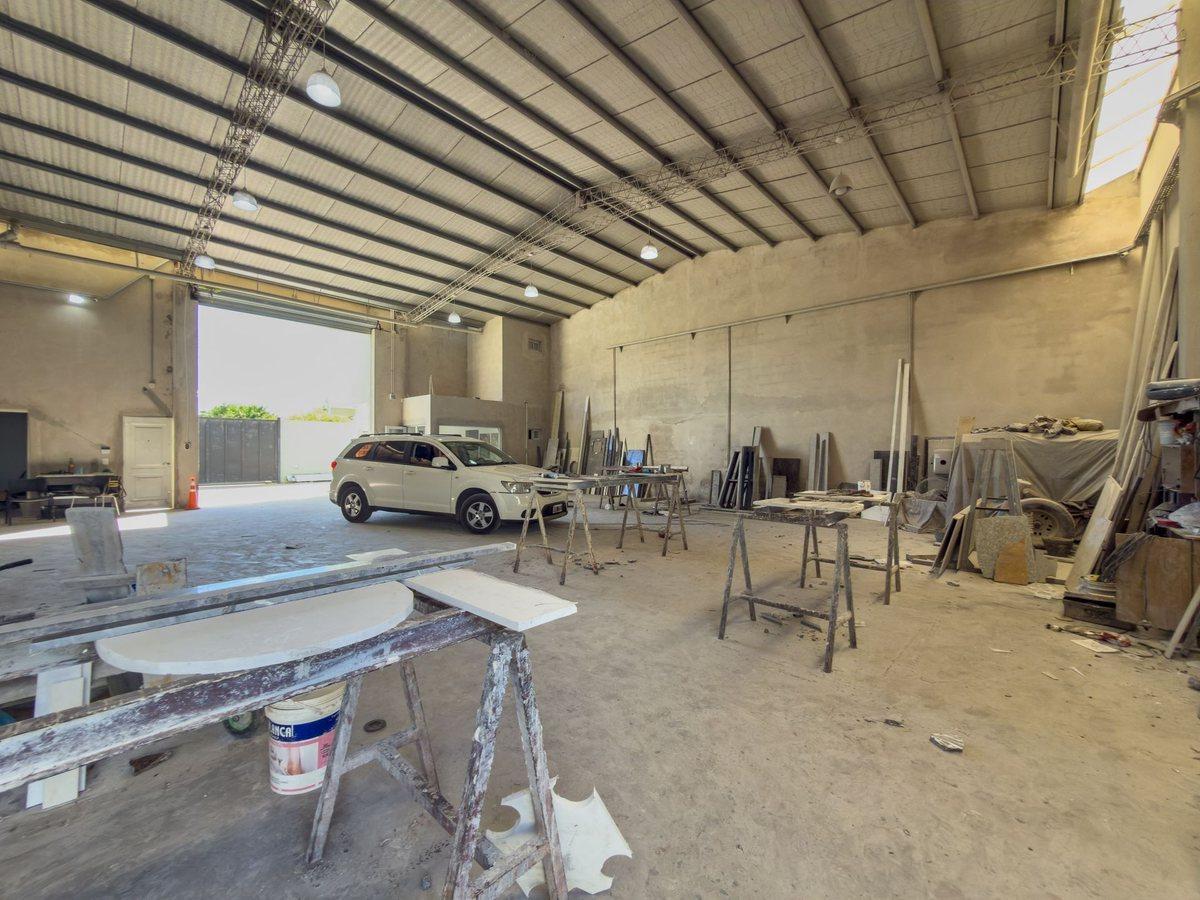 Foto de Galpón Venta La Plata con oficina y departamento., imagen 2