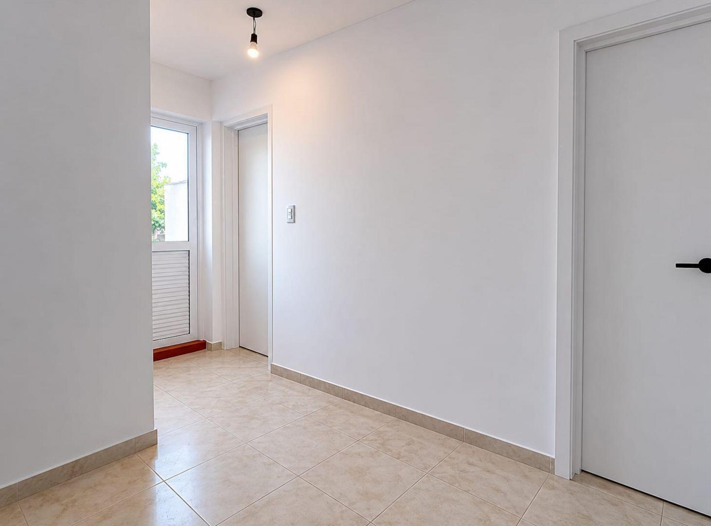 Foto de CASA TIPO TRIPLEX EN VENTA - LA PLATA CON COCHERA, imagen 3