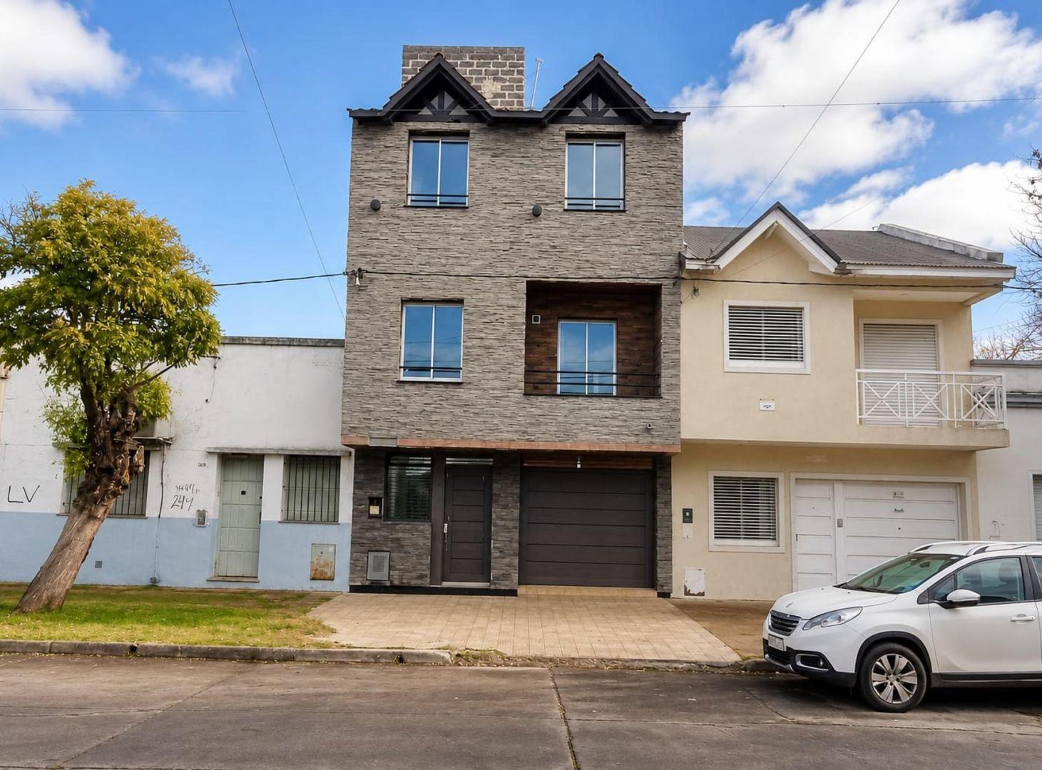 Foto de CASA TIPO TRIPLEX EN VENTA - LA PLATA CON COCHERA, imagen 2