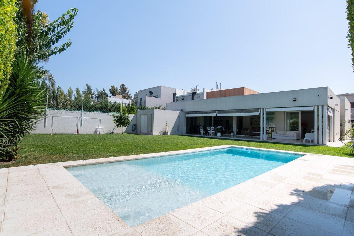 Foto de Casa en Venta Gonnet 4 dormitorios y pileta, imagen 4