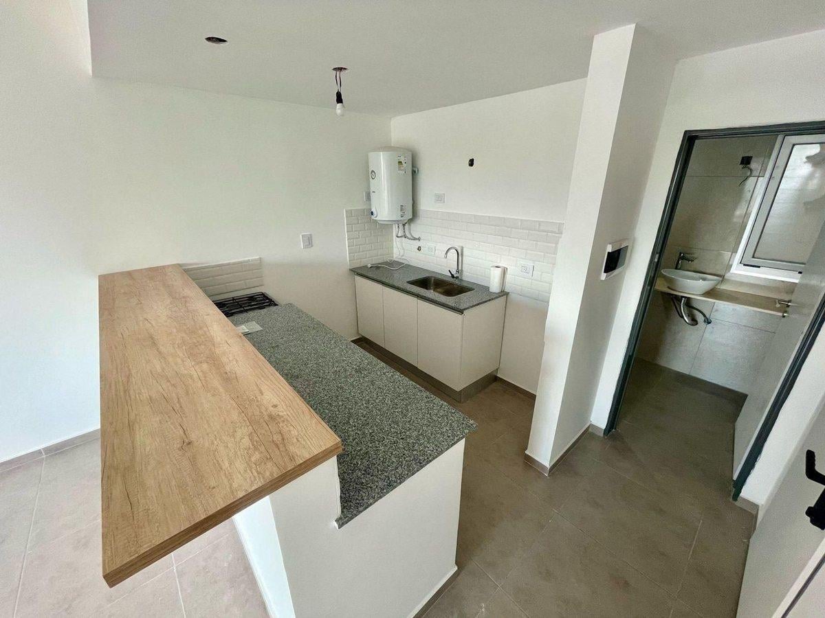 Foto de MONOAMBIENTE EN VENTA LA PLATA COCHERA, imagen 4