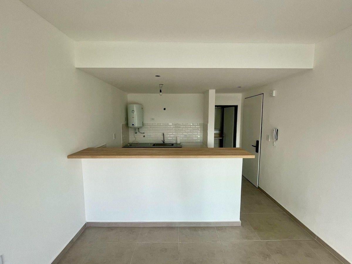 Foto de MONOAMBIENTE EN VENTA LA PLATA COCHERA, imagen 2