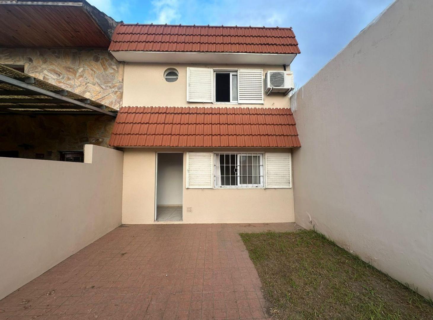 Foto de CASA DUPLEX EN VENTA LA PLATA 3 DORMITORIOS PARQUE, imagen 3