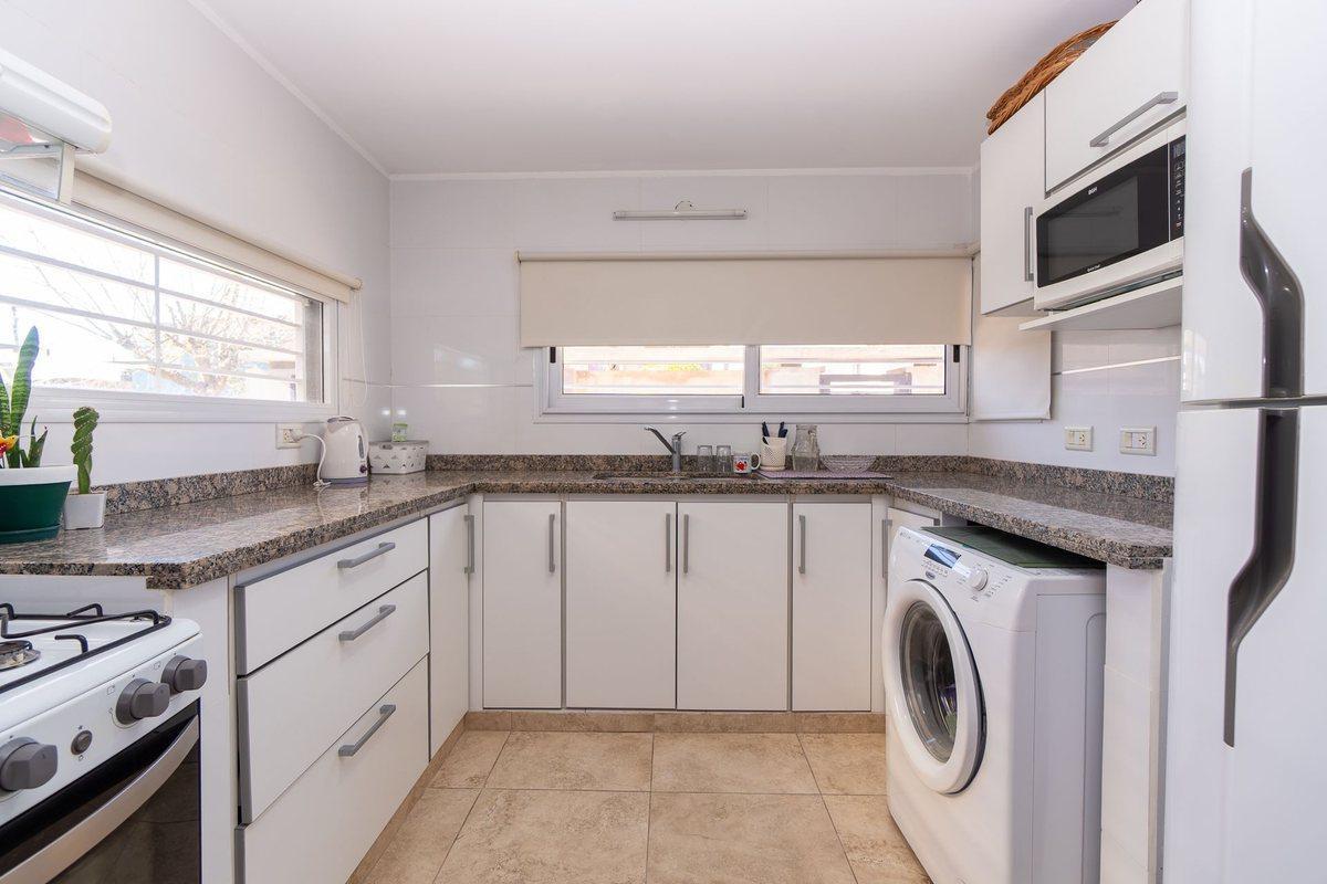 Foto de CASA EN VENTA BERISSO 2 DORMITORIOS PATIO COCHERAS, imagen 2