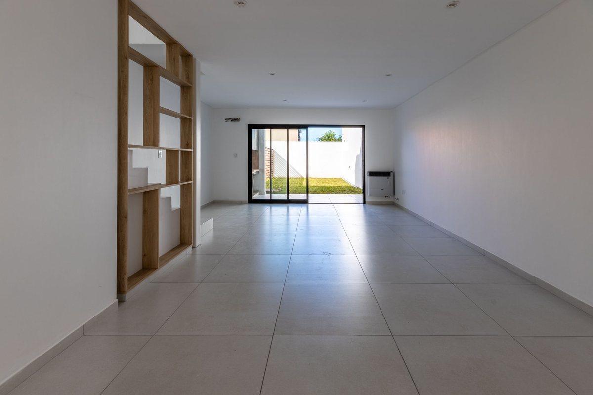 Foto de CASA VENTA LA PLATA 3 DORMITORIOS PARQUE ESTRENAR, imagen 1