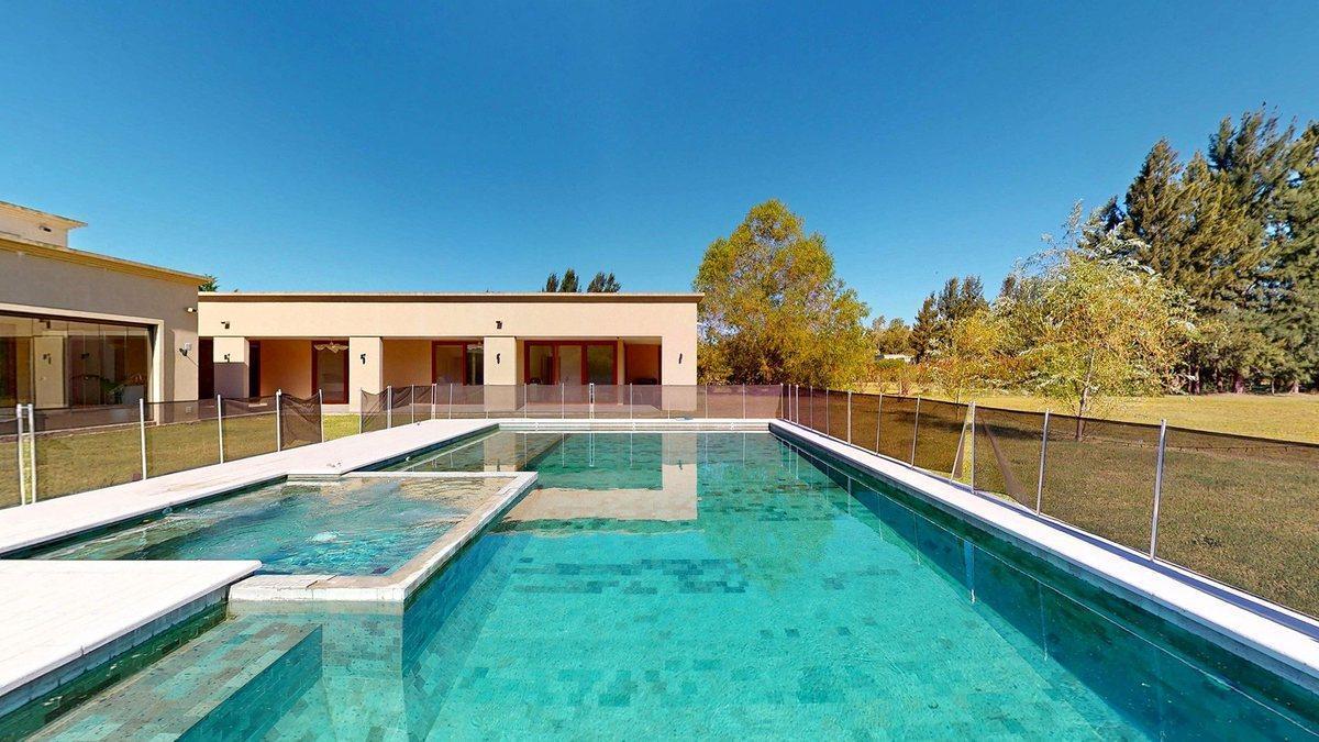 Foto de CASA EN VENTA CAMPO DE ROCA 1 CON 5 DORMITORIOS, imagen 2