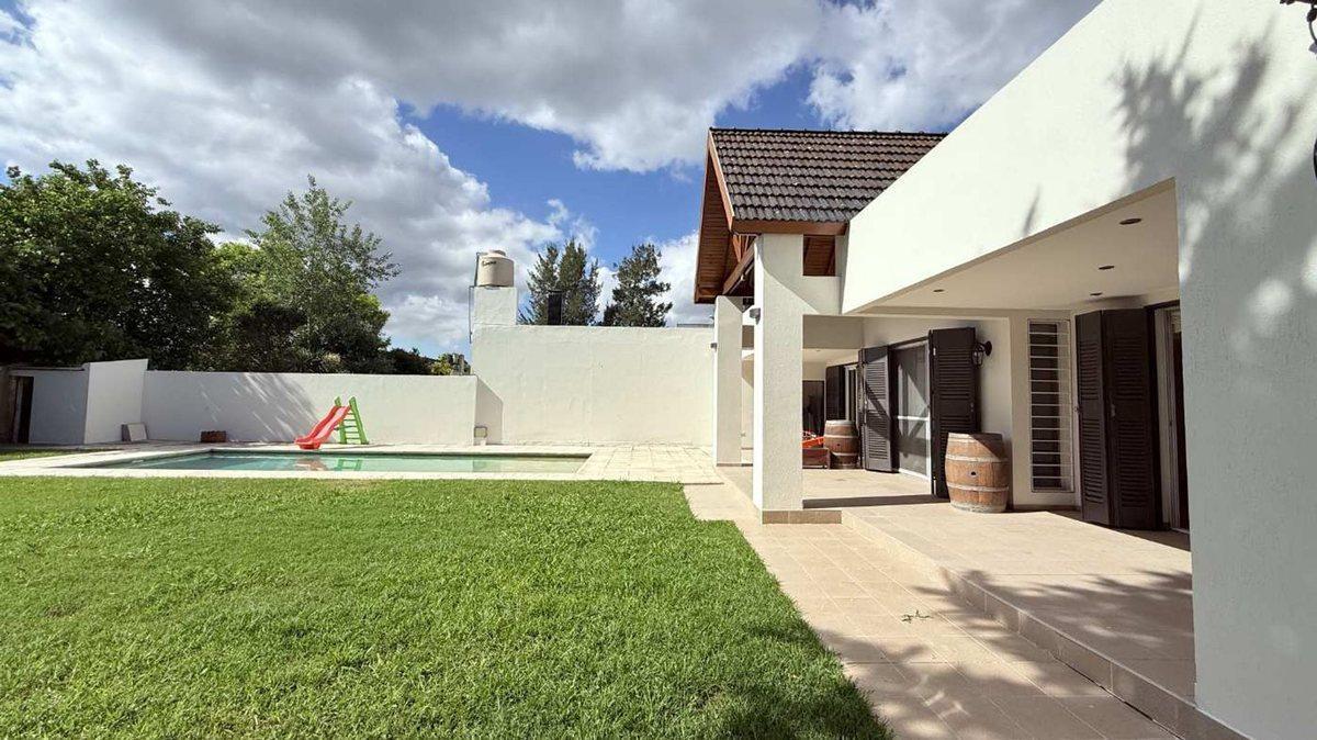 Foto de CASA EN VENTA GONNET 3 DORMITORIOS PILETA, imagen 2