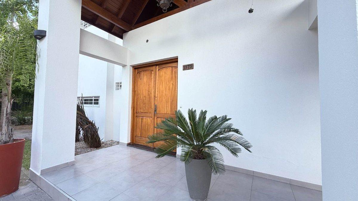 Foto de CASA EN VENTA GONNET 3 DORMITORIOS PILETA, imagen 4