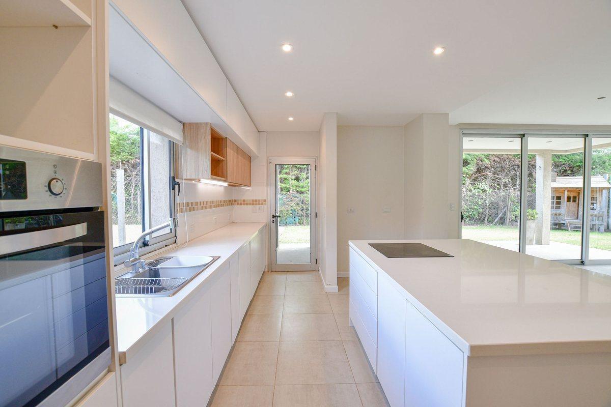 Foto de CASA EN VENTA EN CITY BELL 4 DORMITORIOS, imagen 2