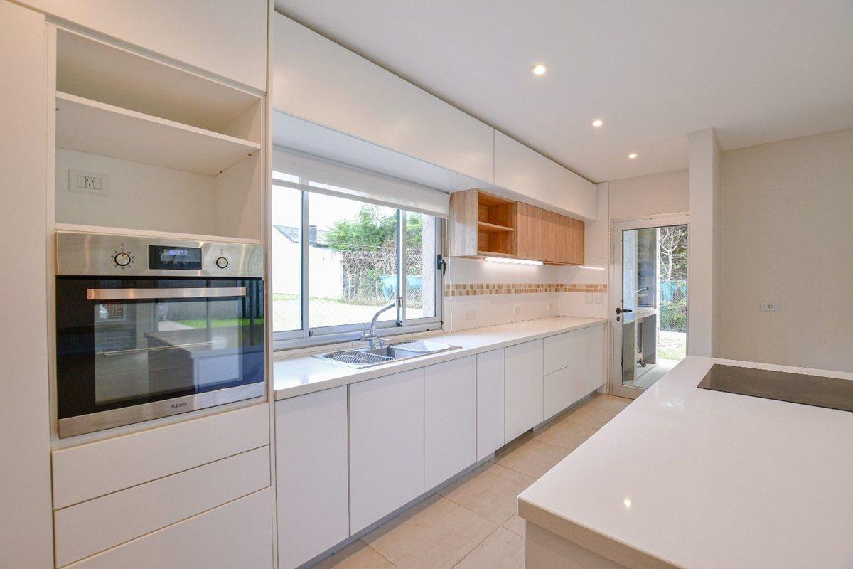 Foto de CASA EN VENTA EN CITY BELL 4 DORMITORIOS, imagen 3