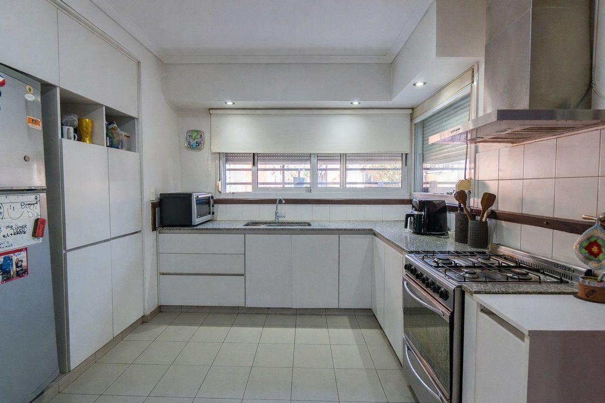 Foto de Casa venta La Plata. 3 dormitorios, parque, pileta, imagen 2