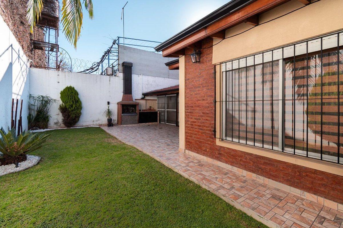 Foto de CASA VENTA QUILMES 5 AMBIENTES JARDIN APTA CREDITO, imagen 1