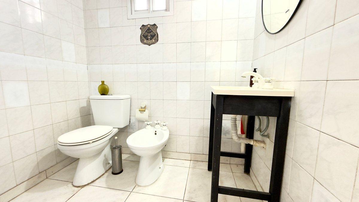 Foto de CASA VENTA LA PLATA 2 DORMITORIOS PATIO COCHERA, imagen 2