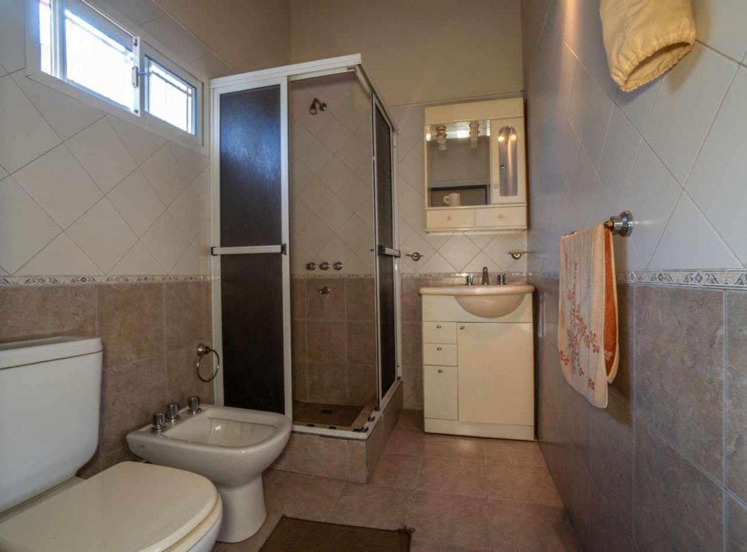 Foto de CASA EN VENTA RINGUELET 3 DORMITORIOS COCHERA, imagen 2