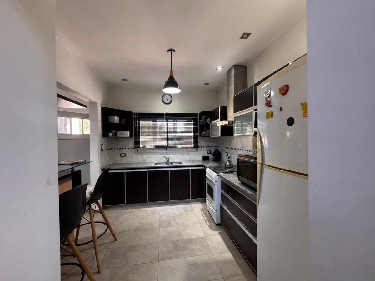 Foto de CASA EN ALQUILER BERISSO 3 DORMITORIOS PILETA, imagen 2