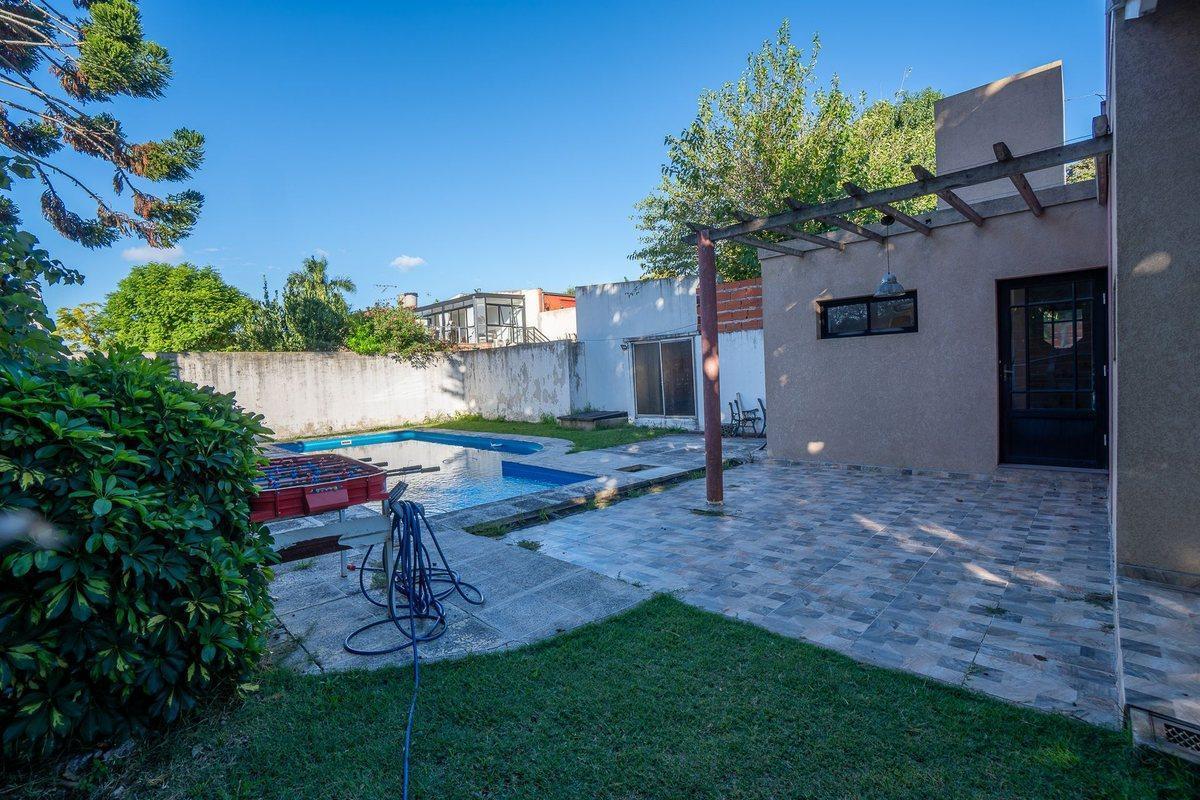 Foto de CASA EN VENTA LA PLATA 3 DORMITORIOS PILETA PARQUE, imagen 2