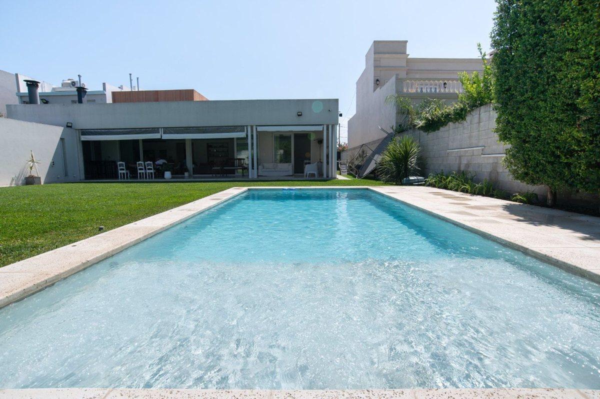 Foto de Casa en Venta Gonnet 4 dormitorios y pileta, imagen 1