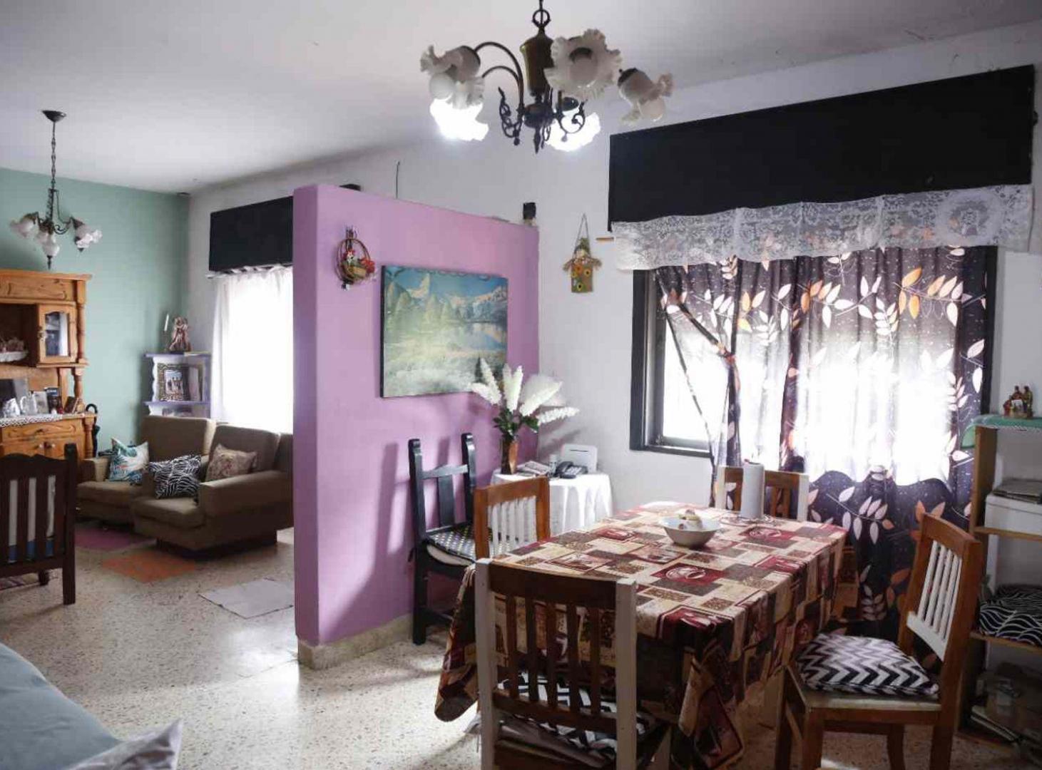 Foto de CASA EN VENTA ARTURO SEGUI 4 DORMITORIOS PATIO, imagen 5