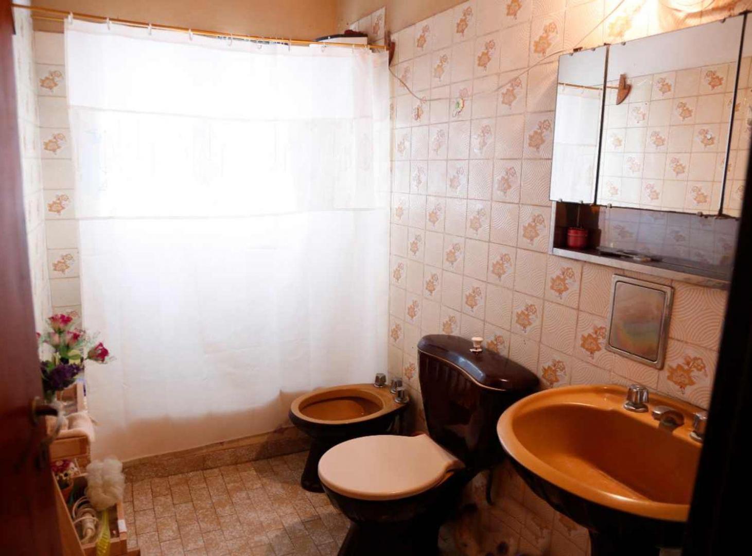Foto de CASA EN VENTA ARTURO SEGUI 4 DORMITORIOS PATIO, imagen 3