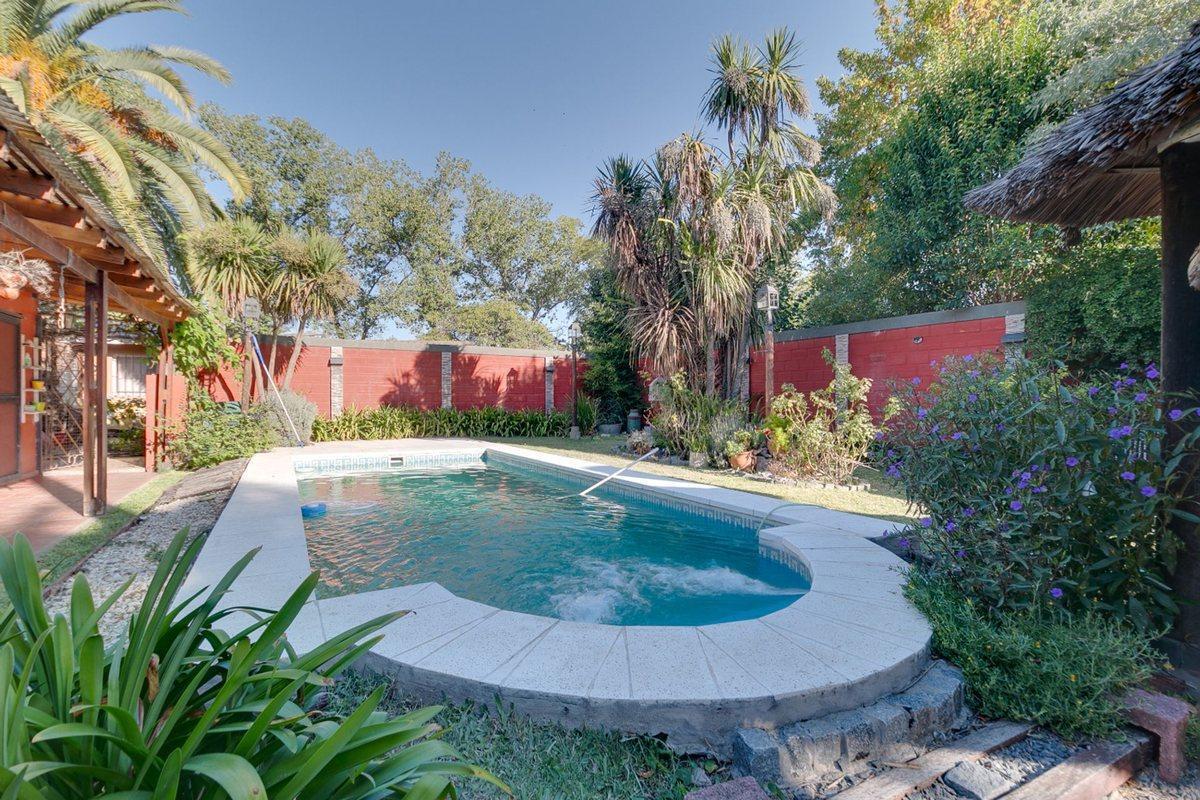 Foto de CASA EN VENTA LA PLATA 2 DORMITORIOS PILETA, imagen 1