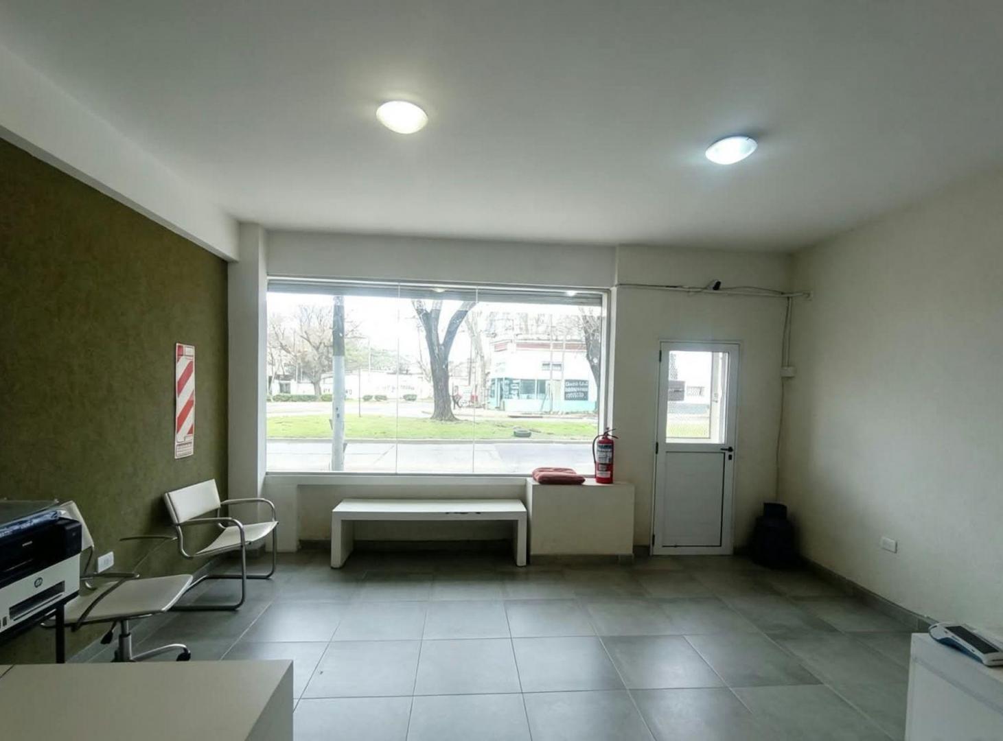 Foto de LOCAL EN ALQUILER LA PLATA HABILITACION Y COCHERA, imagen 2