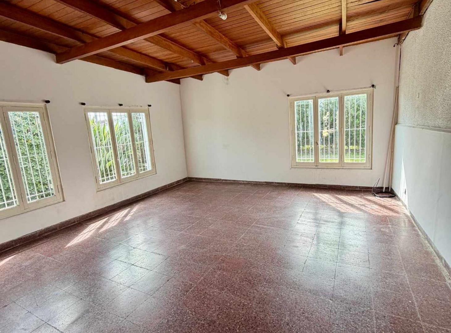 CASA EN VENTA EN ESQUINA GONNET AMPLIO PARQUE
