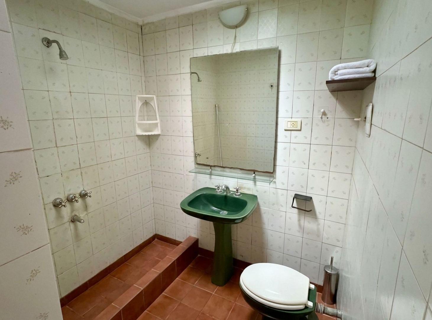Foto de CASA EN VENTA EN ESQUINA GONNET AMPLIO PARQUE, imagen 3