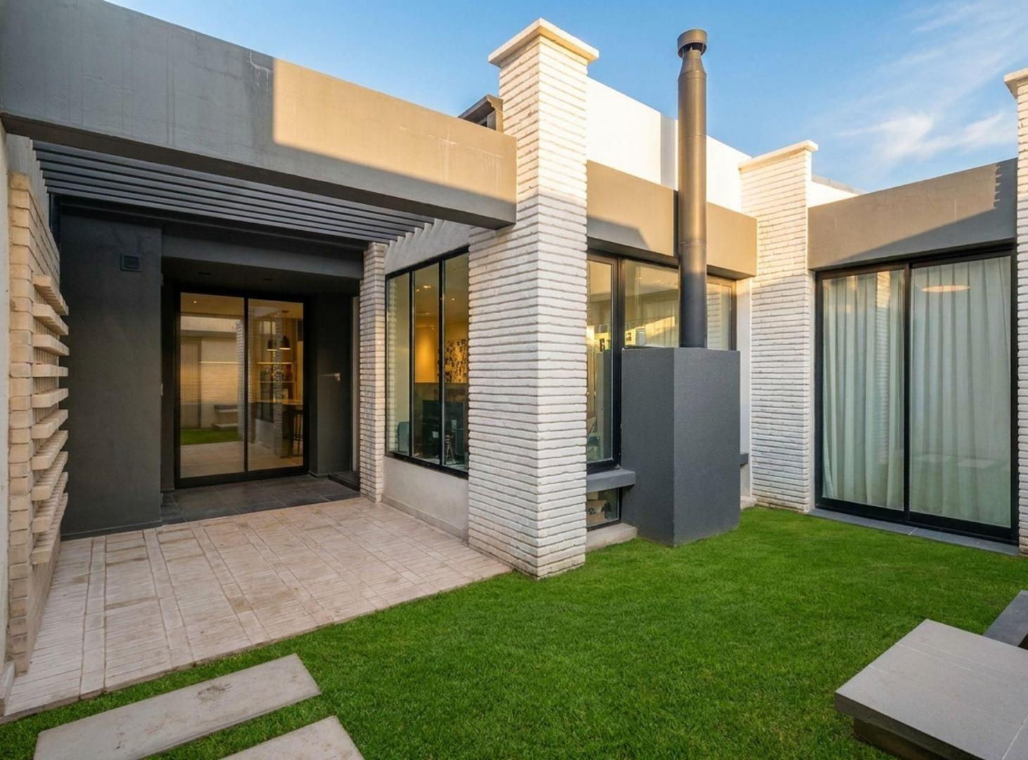 Foto de Casa en venta, La Plata. 2 dormitorios y parque, imagen 2