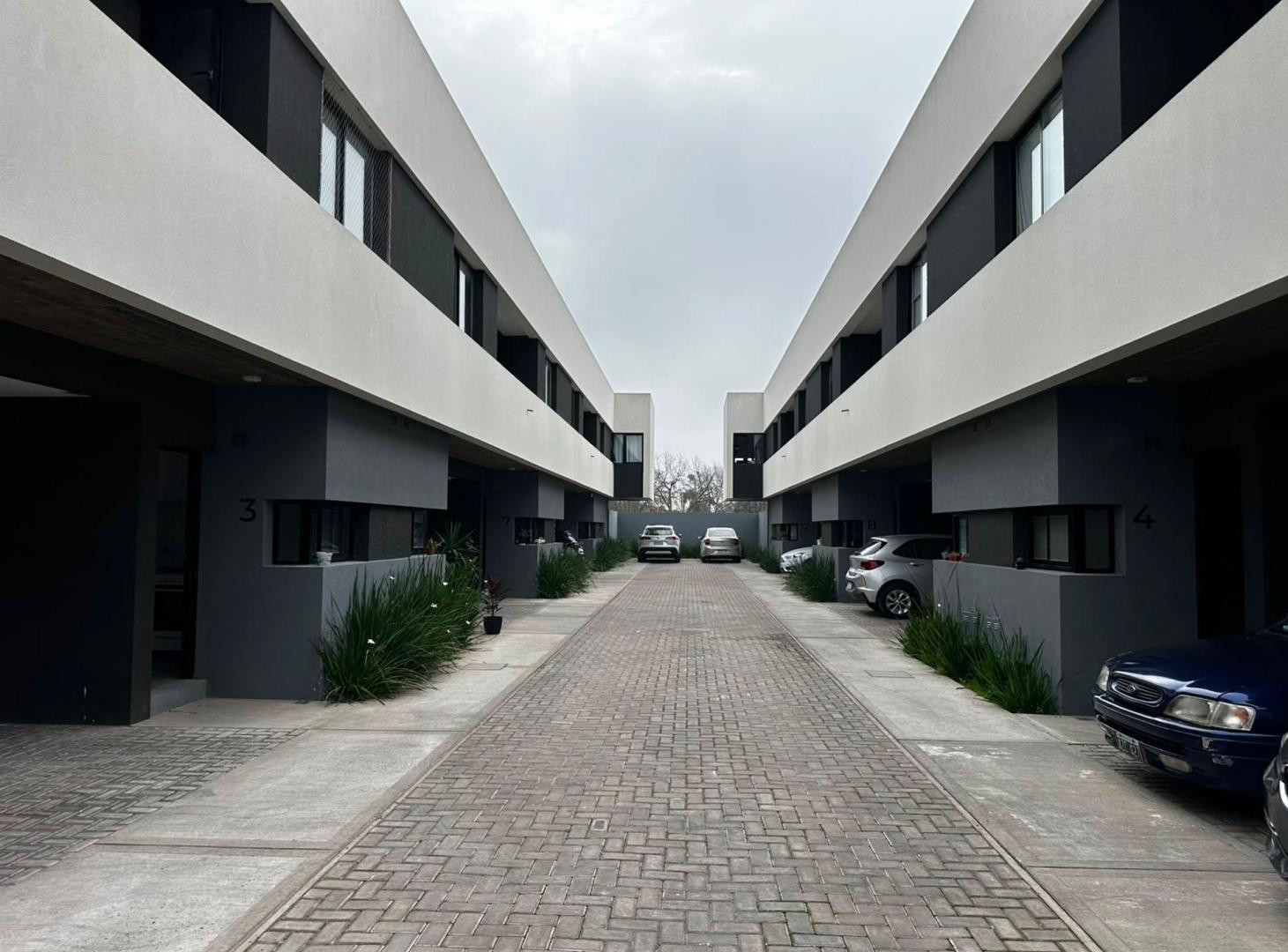 DUPLEX EN VENTA LOS HORNOS 2 DORMITORIOS COCHERA