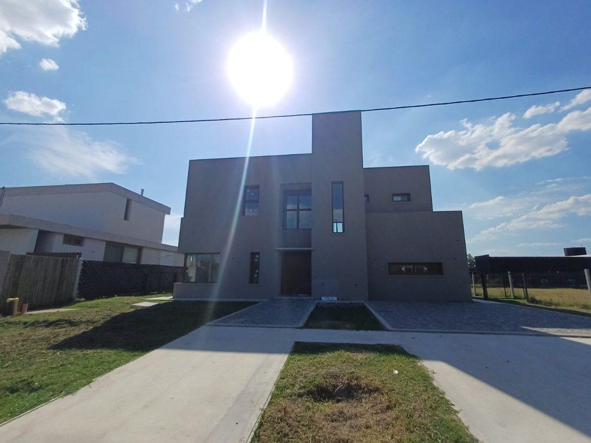 Foto de CASA EN VENTA CITY BELL 4 DORMITORIO PILETA, imagen 3