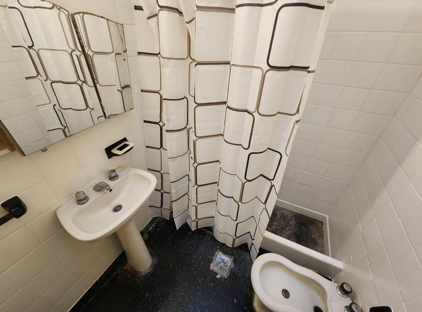 Foto de CASA EN VENTA LA PLATA DOS DORMITORIOS Y COCHERA, imagen 1