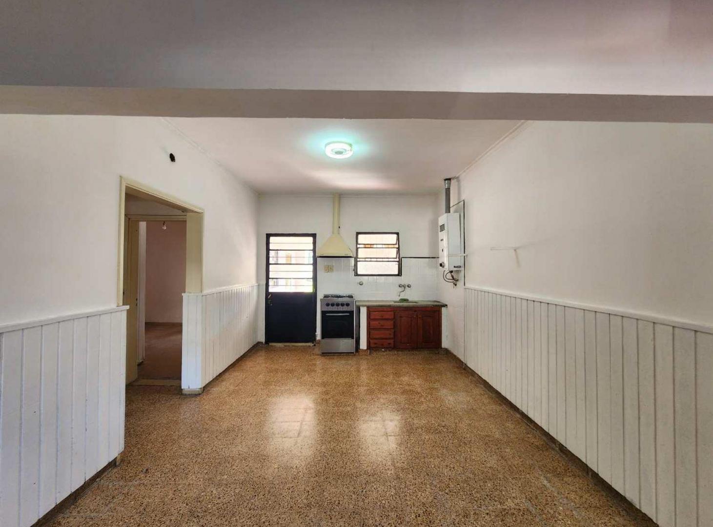 Foto de CASA EN VENTA LA PLATA DOS DORMITORIOS Y COCHERA, imagen 4