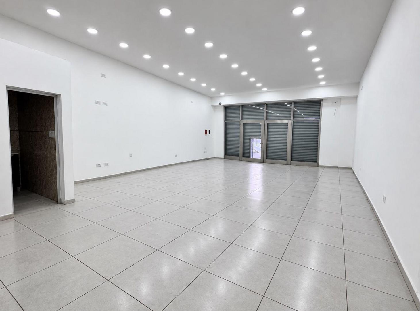 Foto de LOCAL COMERCIAL EN ALQUILER LA PLATA, imagen 4