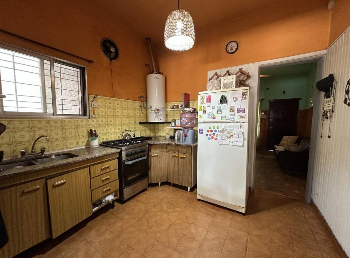 Foto de CASA EN VENTA BERNAL, 3 AMBIENTES, PATIO Y LOCAL, imagen 1