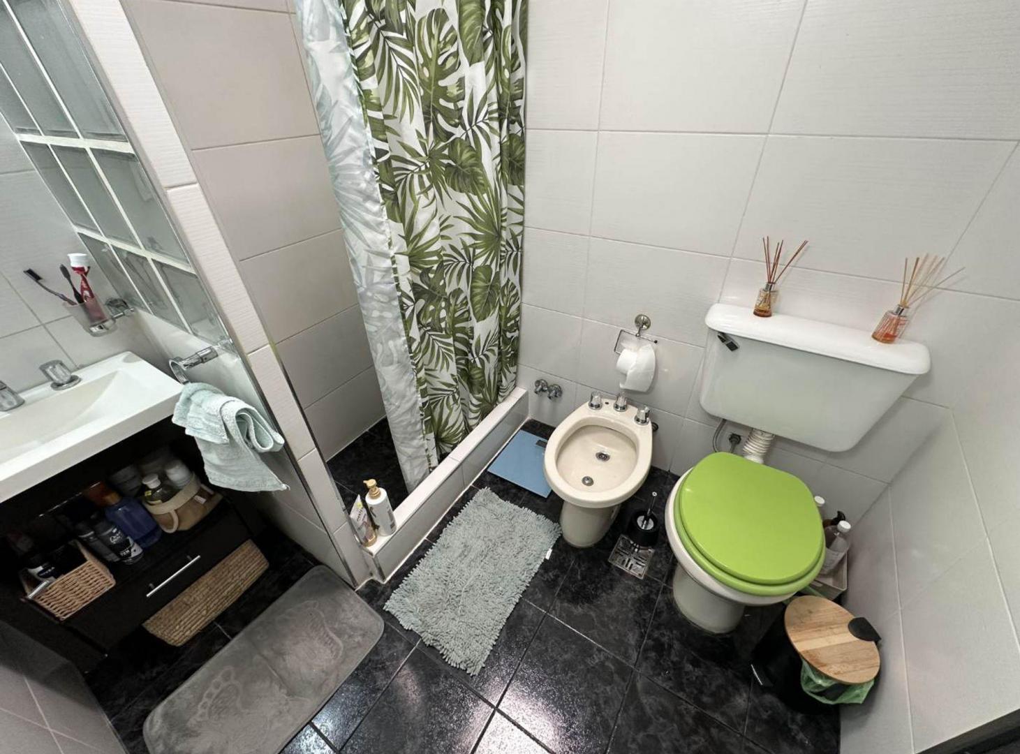 Foto de CASA EN VENTA BERNAL, 3 AMBIENTES, PATIO Y LOCAL, imagen 3