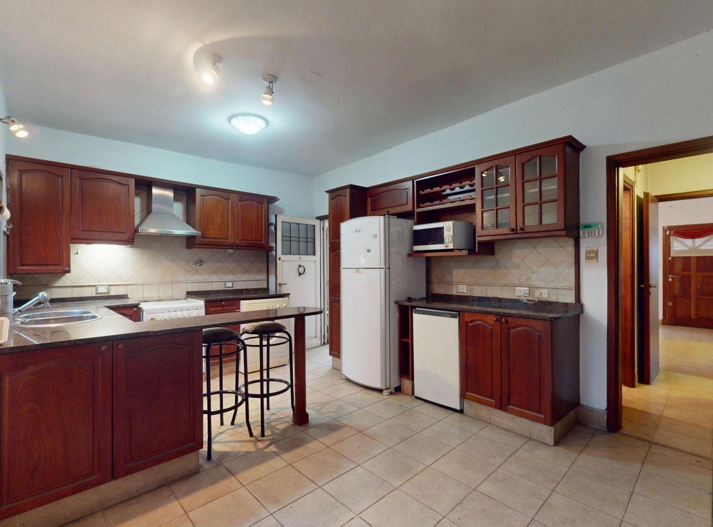 Foto de CASA MULTIFAMILIAR EN VENTA BURZACO 7 AMBIENTES, imagen 5