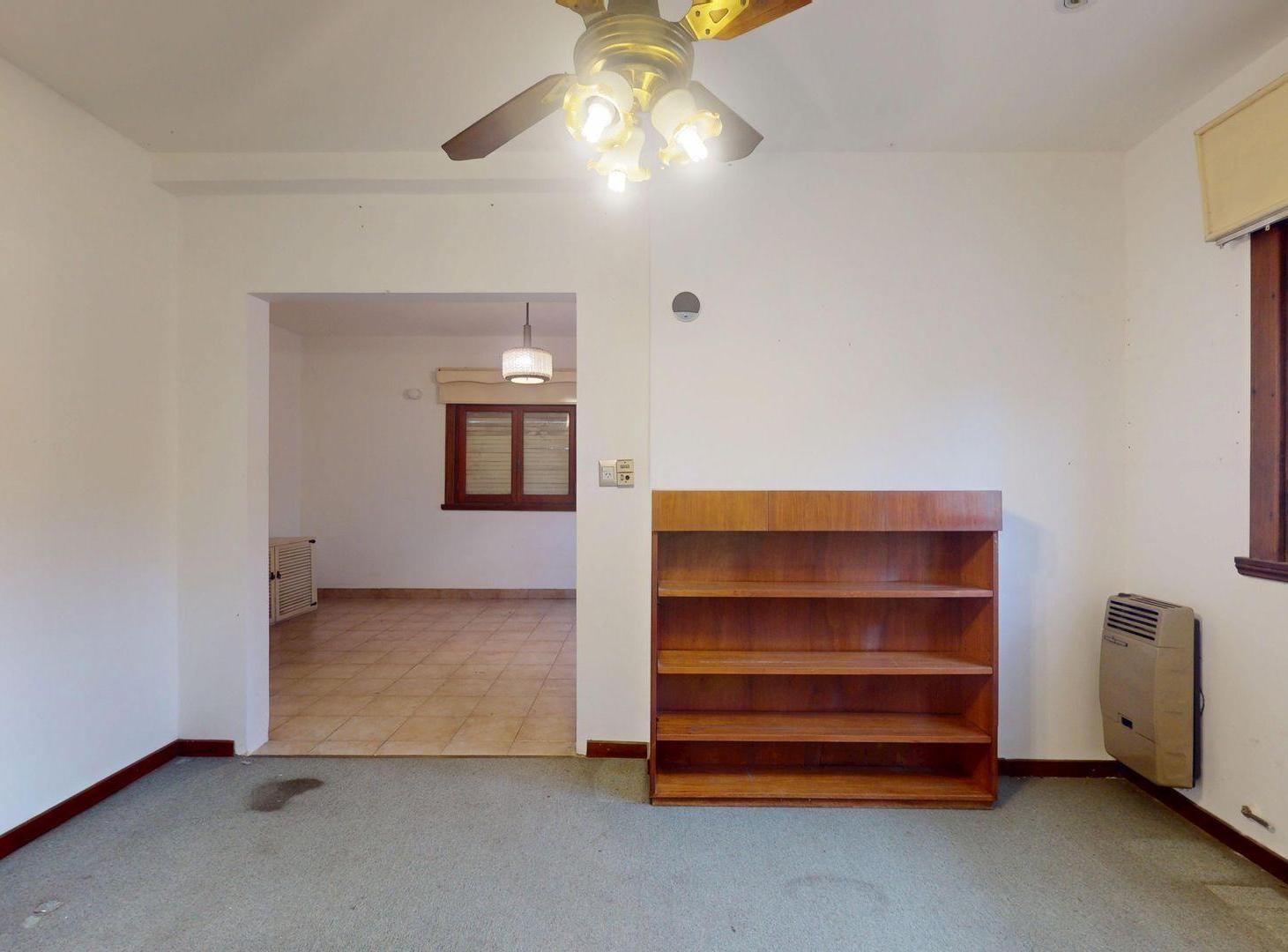 Foto de CASA MULTIFAMILIAR EN VENTA BURZACO 7 AMBIENTES, imagen 3