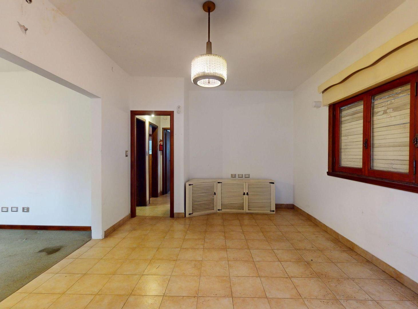 Foto de CASA MULTIFAMILIAR EN VENTA BURZACO 7 AMBIENTES, imagen 2