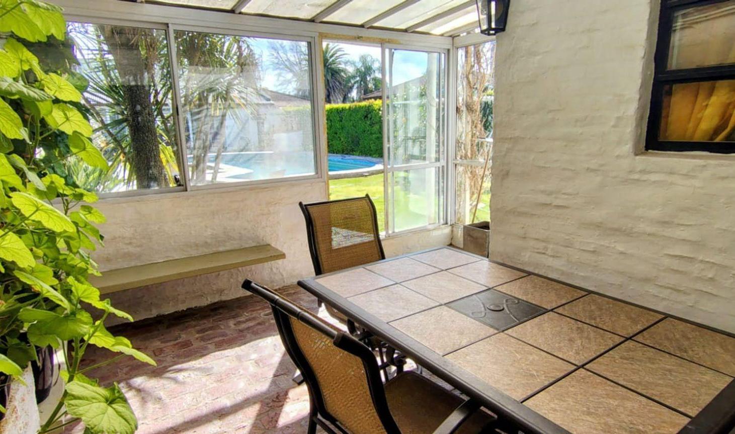 Foto de CASA A LA VENTA EN GONNET CON PILETA Y QUINCHO, imagen 2