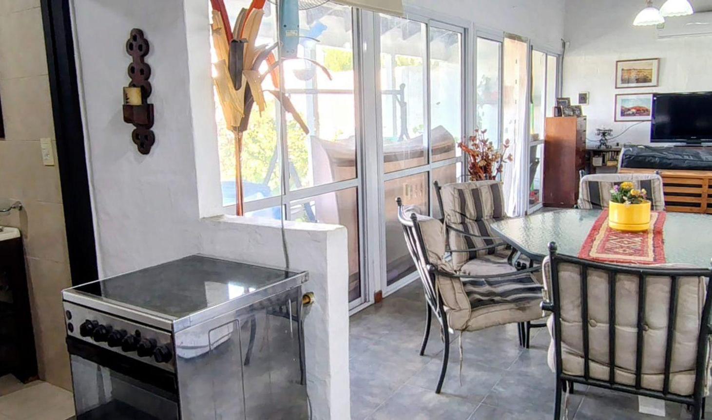 Foto de CASA A LA VENTA EN GONNET CON PILETA Y QUINCHO, imagen 5