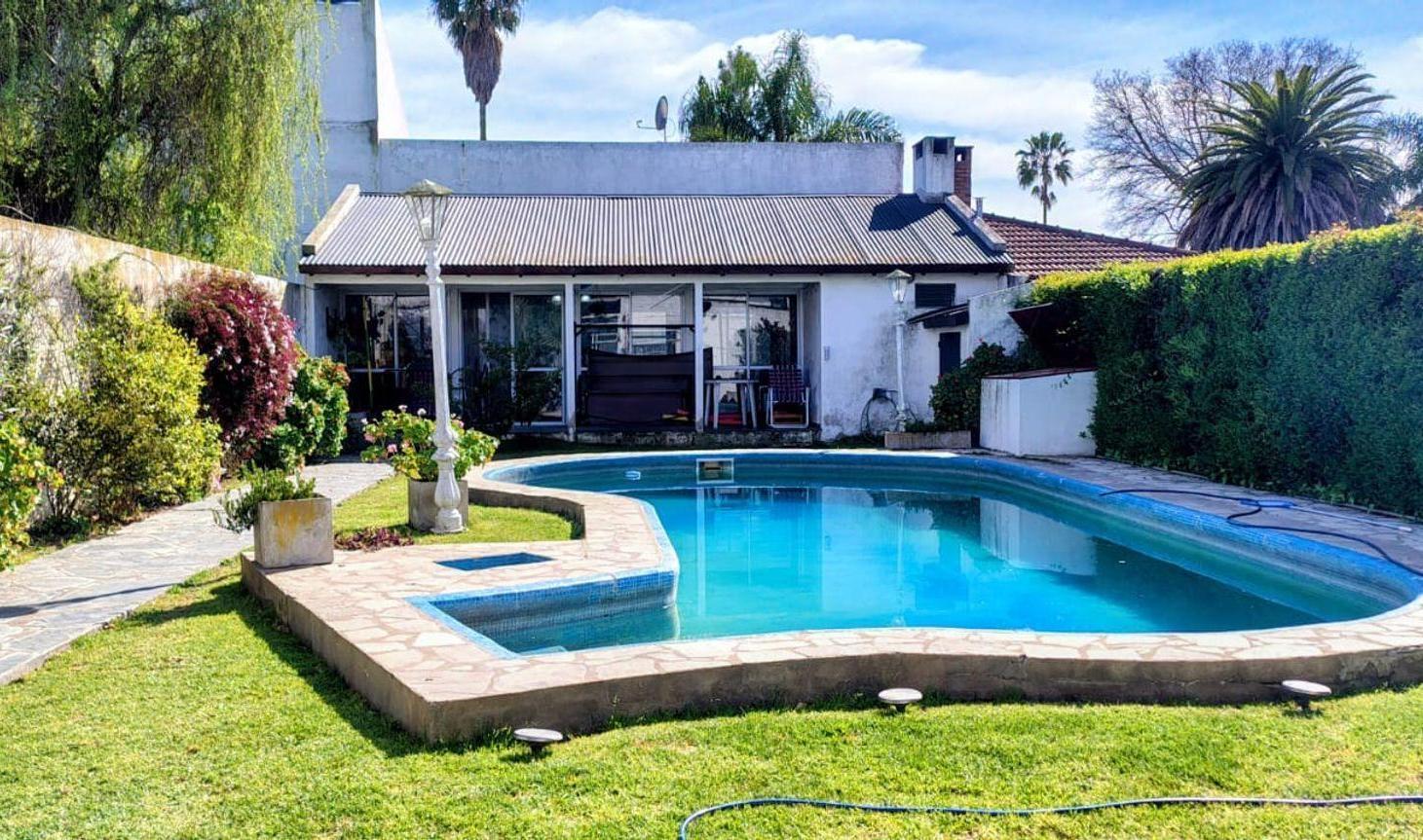 Foto de CASA A LA VENTA EN GONNET CON PILETA Y QUINCHO, imagen 4