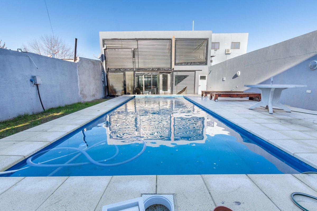 Foto de CASA EN VENTA LA PLATA COCHERA DOBLE Y PILETA, imagen 2